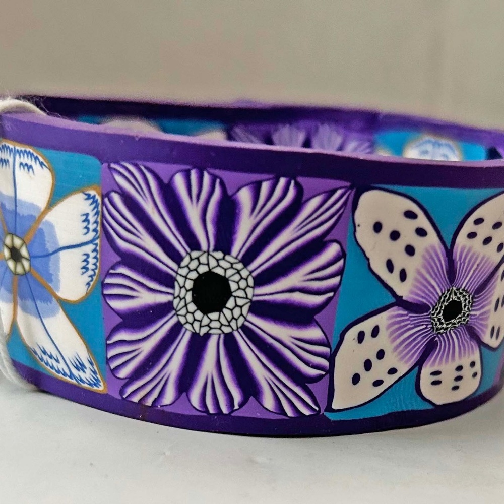 BRACELET, FLOWERS IN PURPLE, BLUE, WHITE, RESIN MULTI-COLOUR, TAG ON, NO DAMAGE